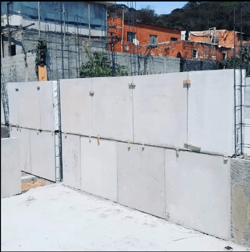Muro de paneles BLOCOBR en terreno inclinado